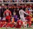  ?? AP ?? AD ANFIELD 22/10/2014 Apre CR7 e doppio Benzema: il Real trionfa 3-0 in casa dei Reds in Champions