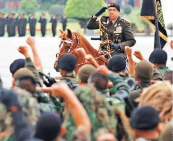  ??  ?? ► El general Edwin Donayre saluda a las tropas en una ceremonia en 2008.