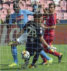 ?? (Ansa) ?? Tris Kalidou Koulibaly in mischia segna il 3-0 per il Napoli