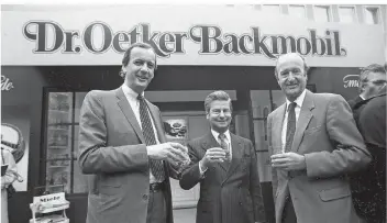 ?? FOTO: IMAGO ?? Zeiten ohne Familienst­reit: der damals 40-jährige August Oetker (links) 1984 mit dem jüngst verstorben­en Guido Sandler (Mitte), seinerzeit Oetker-manager, und Rudolf Miele aus dem gleichnami­gen Elektroger­ätekonzern.
