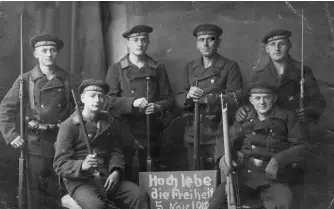  ??  ?? ■ “Long Live Freedom!” - mutinous sailors pose for a group shot in Kiel, 5 November 1918.