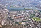  ??  ?? Auf beiden Seiten des Rheins betreibt RheinCargo Hafenanlag­en – wie hier in Neuss und Düsseldorf.
