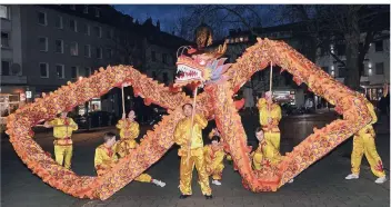  ?? FOTO: WOI ?? Mit Anbruch der Dämmerung erwachte der Drache: „Meister Yang“(am Kopf) und sein Düsseldorf­er Ensemble tanzten vor und im Romaneum zur Freude der Besucher und um das neue Jahr, das Jahr des Schweins, zu begrüßen.