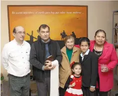  ??  ?? En familia. Arturo Recio, primero de izquierda a derecha y Patricia Rangel, su esposa, al final; encabezan esta empresa.