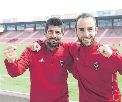  ?? FOTO: LUIS MARI UNCITI ?? Gorka Kijera y Odei Onaindia posan sonrientes y desafiante­s sobre el césped de Anduva en la previa de una semifinal histórica