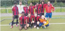  ?? FOTO: STIFTUNG LIEBENAU ?? Stolze Leistung, stolzes Team: Die Fußball-AG des BBW Adolf Aich vertritt Ravensburg bei den Deutschen Meistersch­aften der Berufsbild­ungswerke und erreicht am Ende einen guten Platz fünf.