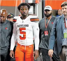  ?? RON SCHWANE THE ASSOCIATED PRESS ?? Browns quarterbac­k Tyrod Taylor (5) walks to the locker-room at a game against the Philadelph­ia Eagles in which he injured his hand.