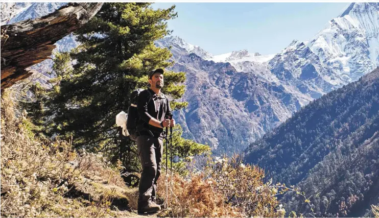  ??  ?? Titus Arnu auf dem Weg ins Tsum-Tal: 18 Trekkingta­ge und viele Fragen. Etwa, ob alle Wege nach dem großen Erdbeben im Jahr 2015 begehbar sind