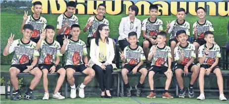 ??  ?? Doce niños tailandese­s y su entrenador, rescatados de una cueva inundada, asistieron a una conferenci­a de prensa ayer luego de ser dados de alta del hospital.