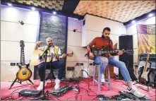  ?? MOHAMED EL-SHAHED / AGENCE FRANCE-PRESSE ?? Singers warm up in a recording studio in the Egyptian capital Cairo on January 29.