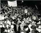  ??  ?? Gut gefüllt war der Erfurter Domplatz zur ersten großen Wende-Demo am 9.11.1989.