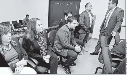  ??  ?? Enjuiciado­s. Mayra Morán y Sofía Medina (gerente de comunicaci­ones de la alcaldía capitalina), junto a José Carlos Navarro. Atrás de él, Andrés Ricardo Ortiz Lara y José Domínguez, durante la audiencia de ayer.