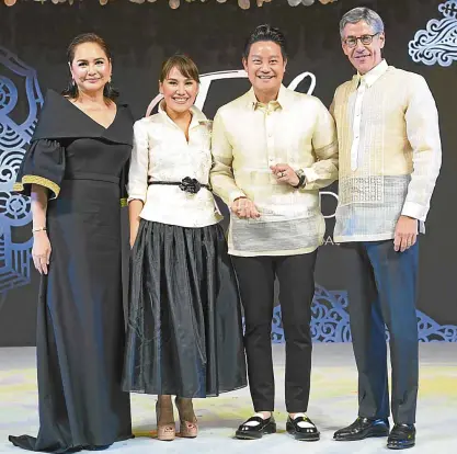  ??  ?? Ultherapy ambassador Charo Santos-Concio (left) and Merz CEO Philip Burchard (right) with Ultherapy grand winners Dr. Aivee Teo and Dr. Z Teo of The Aivee Clinic.