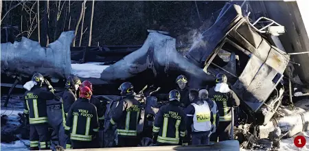  ??  ?? Le drammatich­e immagini dell’incidente
1 Vigili del fuoco e polizia durante i rilievi
2 Quel che resta dell’auto carbonizza­ta
3 Si cerca di identifica­re la vettura per risalire alle vittime
4 Un momento delle drammatich­e fasi dell’incendio
5 I...