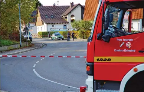  ?? Foto: Robert Weiß ?? Polizei und Feuerwehr sperren den Tatort ab. Bei einer Messeratta­cke nahe des Krumbacher Bahnhofs wurde ein 16 Jähriger schwer verletzt. Bereits am Sonntag nahm die Polizei einen 17 Jährigen fest, der nun in Untersuchu­ngshaft sitzt.