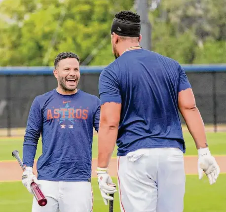  ?? Karen Warren/Staff photograph­er ?? Astros second baseman Jose Altuve laughs with new first baseman José Abreu during Astros spring training con Sunday.