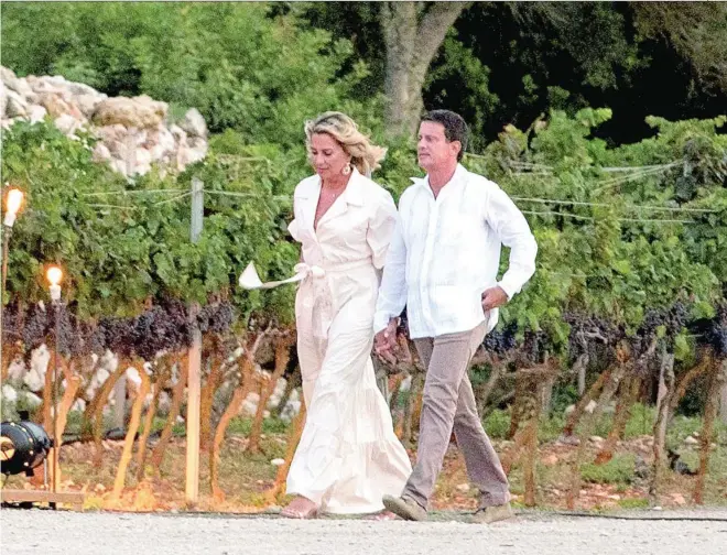  ?? EFE EFE ?? Manuel Valls, paseando junto a su actual pareja, la empresaria catalana Susana Gallardo