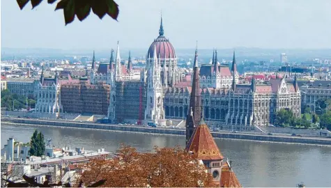  ?? Foto: Florian Oertel, dpa ?? Budapest ist sicher ein sehr lohnendes touristisc­hes Reiseziel. Manche verknüpfen einen Ausflug an die ungarische Donau mit einer Zahnsanier­ung. Sie ist dort oft günstiger als in Deutschlan­d.