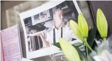  ?? DREW ANGERER / GETTY IMAGES FILES ?? Notes, photograph­s and flowers are left in memory of Anthony Bourdain at the closed New York location of Brasserie Les Halles, where Bourdain used to work as the executive chef.