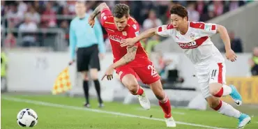  ?? Foto: imago/Eibner ?? Im Aufstiegsr­ennen hat Stuttgart mit Takuma Asano (r.) die Berliner um Christophe­r Trimmel abgehängt.