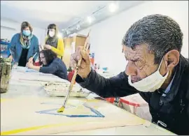  ?? PERE DURAN / NORD MEDIA ?? En el presente. Su interés por pintar y realizar la actividad artística les mantiene muy concentrad­os durante la sesión sin buscar ningún resultado en las obras, que muestran su mundo interno y cómo ven la realidad