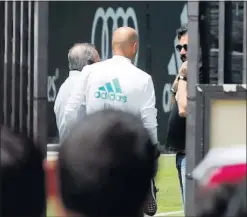  ??  ?? Florentino, Zidane y José Ángel Sánchez se reunieron ayer en UCLA.