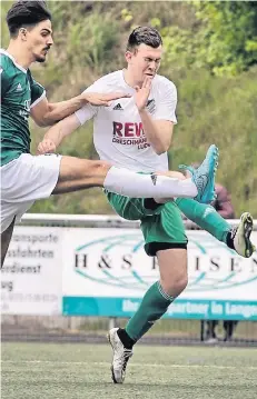  ?? RP-FOTO: RALPH MATZERATH ?? Augen zu und durch: Marvin Grober (rechts) hat alle Qualitäten eines Top-Torjägers und taucht ziemlich oft an der richtigen Stelle auf.