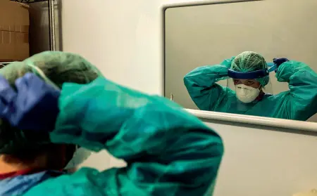  ?? (foto Afp) ?? Urgenza
Una infermiera nell’ospedale da campo allestito a Cremona con l’aiuto della onlus americana Samaritan’s Purse