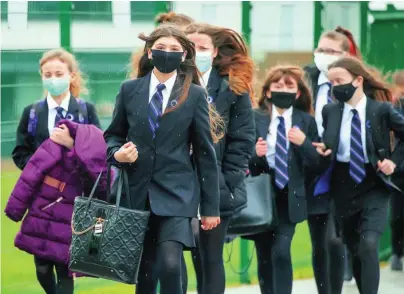  ?? EUROPA PRESS ?? Un grupo de estudiante­s vuelve a su colegio, Outwood Academy, en Doncaster, Inglaterra, ayer