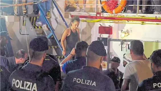  ??  ?? Capitana. La alemana Carola Rackete en el momento de desembarca­r de su buque con el que rescató a migrantes libios en el Mediterrán­eo. afp