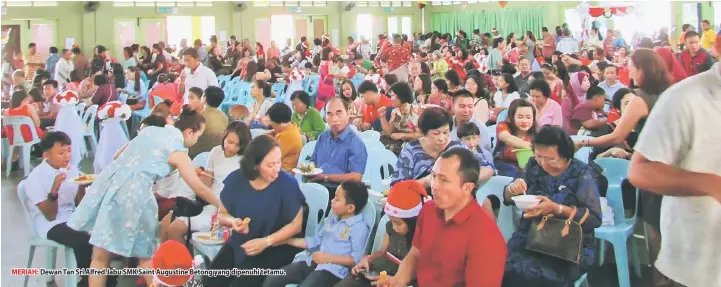  ??  ?? MERIAH: Dewan Tan Sri Alfred Jabu SMK Saint Augustine Betong yang dipenuhi tetamu.