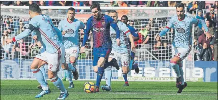 ?? FOTO: PEP MORATA ?? Leo Messi, perseguido por cuatro jugadores del Celta en el partido de Liga del pasado 2 de diciembre en el Camp Nou