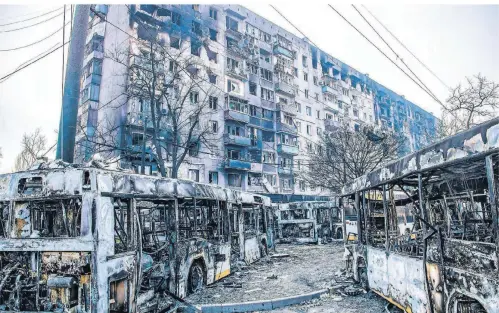  ?? FOTO: MAXIMILIAN CLARKE/DPA ?? Eine Reihe ausgebrann­ter Busse in Mariupol, die den russischen Vormarsch stoppen sollten. Die Hafenstadt ist besonders umkämpft.