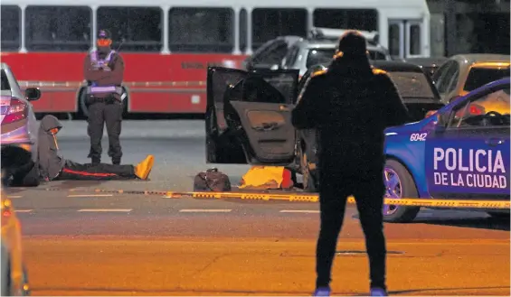  ?? MARIO SAYES ?? Final. El ladrón cayó muerto al lado del Voyage negro en el que habían escapado. A unos metros, uno de sus cómplices, detenido.