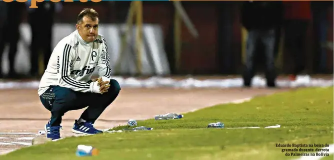  ??  ?? Eduardo Baptista na beira do gramado durante derrota do Palmeiras na Bolívia