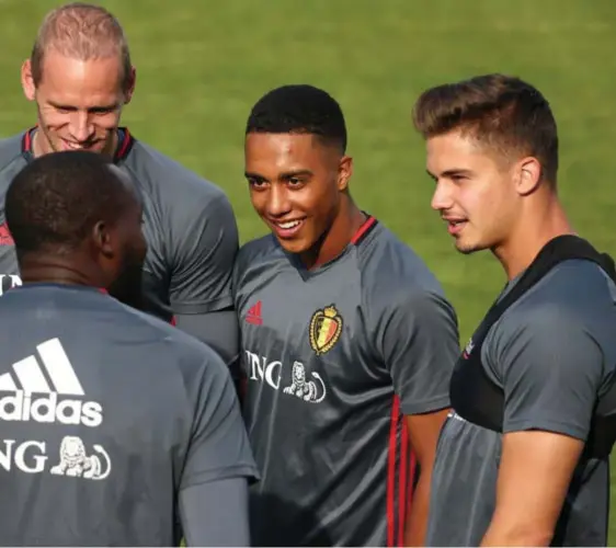  ?? FOTO ISOSPORT ?? Youri Tielemans in gesprek met Romelu Lukaku, Leander Dendoncker en Matz Sels.