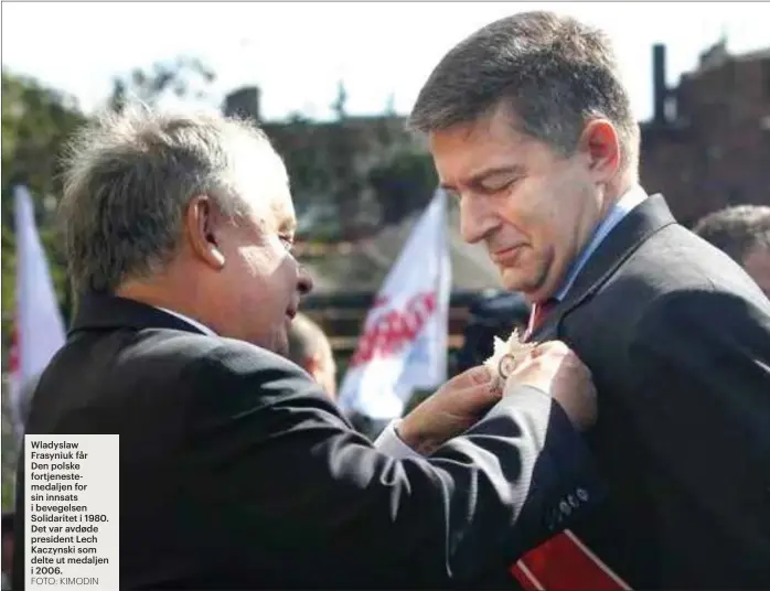  ?? FOTO: KIMODIN ?? Wladyslaw Frasyniuk fårDen polske fortjenest­emedaljen for sin innsats i bevegelsen Solidarite­t i 1980. Det var avdøde president Lech Kaczynski som delte ut medaljen i 2006.