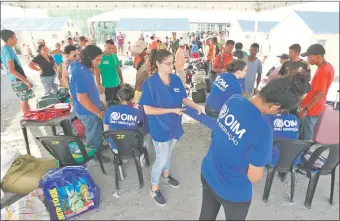  ??  ?? Venezolano­s asistidos en un campo de refugiados de la ONU en Brasil. (EFE)