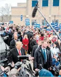  ?? FOTO: AFP ?? Trump fue recibido por un centenar de simpatizan­tes a su llegada a New Hampshire, segundo estado en votar en las primarias.