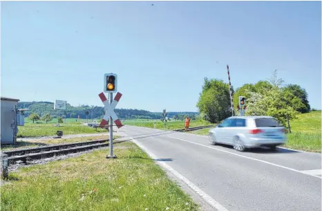  ?? FOTO: JULIA FREYDA ?? Hier müssen Autofahrer bald halten, denn die Schranken werden sich beim nahenden Zug schließen.