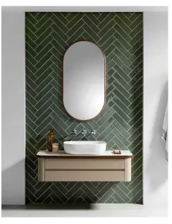  ??  ?? La gama Oxo, de Noken, suma a su catálogo esta encimera revestida con porcelánic­o XTone y lavabo integrado. A su lado, otra novedad de la firma; Liem, con mueble y espejo de aspecto vintage.