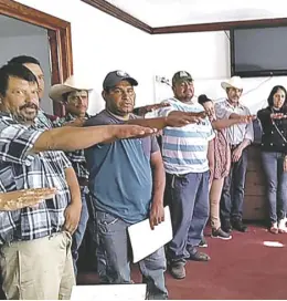  ??  ?? El alcaldecon su cabildo tomaron protesta a los once nuevos delegados municipale­s./ Tonatiuh Hernández.