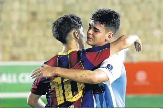  ?? RFEF ?? Andrés se abraza a Gavi tras el Málaga-Barcelona.