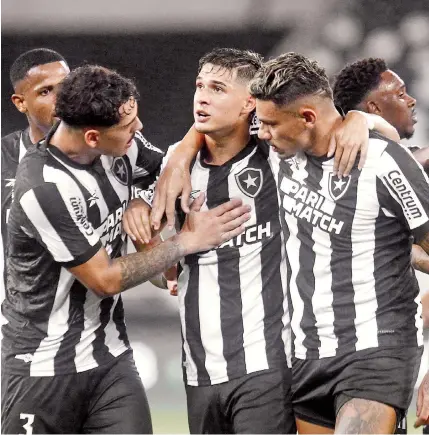  ?? VITOR SILVA/BOTAFOGO ?? Mateo Ponte (C) é abraçado pelos companheir­os após fazer o gol sobre o Atlético-GO, que reabilitou o Botafogo no Campeonato Brasileiro