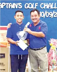  ??  ?? MOHD Ikmal (kiri) menerima hadiah juara Nett Keseluruha­n, Kejohanan Golf Piala Pusingan Kapten KuGCC 2016 daripada Wilson.