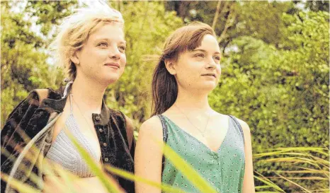  ?? FOTO: SALZGEBER/ZDF ?? Jella Haase (links) und Lena Urzendowsk­y in „Kokon“von Leonie Krippendor­ff, einer gemeinsame­n Produktion von Salzgeber und ZDF.