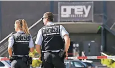  ??  ?? Polizisten sichern die Konstanzer Diskothek „Grey“. Die Schüsse fielen wohl hauptsächl­ich im Eingangsbe­reich des Clubs.