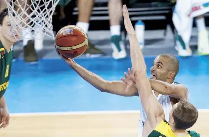  ??  ?? EL FRANCÉS Tony Parker anota dos puntos ante el lituano Rihards Kuksiks. Parker fue selecciona­do el Jugador Más Valioso de la Eurocopa.