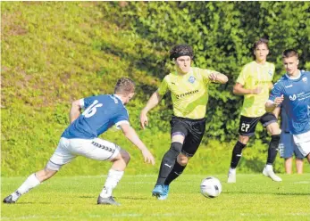  ?? FOTO: EIBNER/IMAGO IMAGES ?? Der VfB Friedrichs­hafen darf den 24-jährigen Offensivma­nn Alessio Genua (vorne re., gegen Pfullingen­s Nico Seiz) momentan nicht einsetzen.