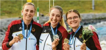  ?? Foto: Philipp Reichenbac­h ?? Strahlende­s Gold-trio: die deutschen U23-kanutinnen (v.l.) Franziska Hanke, Annkatrin Plochmann und Emily Apel wurden in Tschechien Team-europameis­terinnen im Kajak Einer.